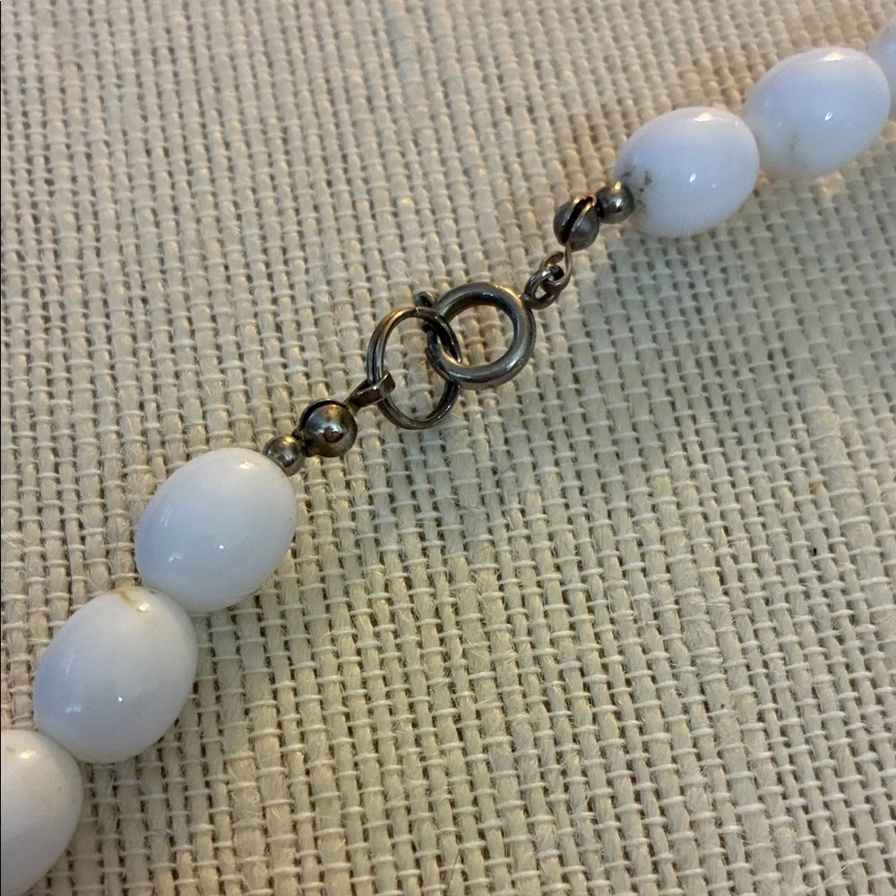 Elegant vintage White Beaded Necklace